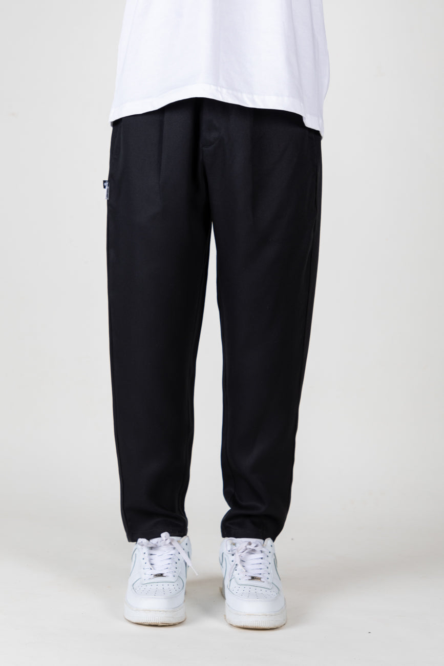 https://www.urbanmonkey.com/cdn/shop/files/relaxed-fit-trousers-black-01.jpg?v=1699096813